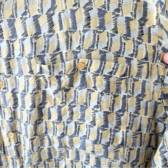 vintage Kaid men’s short sleeved 100% silk button down shirt - Picture 3 of 9